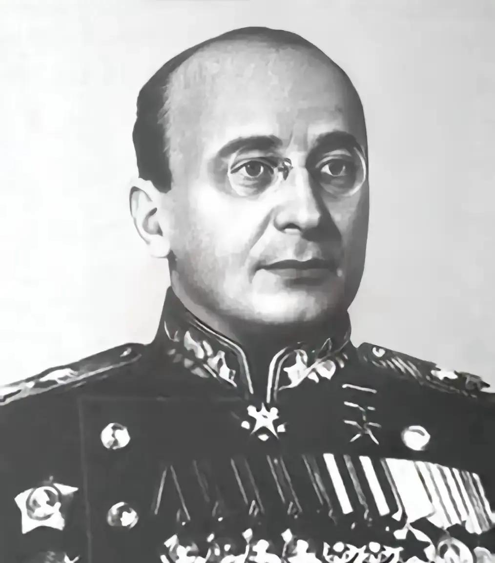 1953年6月26日克里姆林宫，苏联二号人物贝利亚若无其事地坐下，随手将公文包放在窗台上。他不知道隔壁藏着6位带枪将帅，而策划这一切的，竟是毫无兵权的五号人物赫鲁晓夫。
 
赫鲁晓夫端起面前的茶杯，喝了一口。水已经凉了，但他没在意。他的目光扫过桌边的马林科夫、莫洛托夫和布尔加宁，最后落在贝利亚身上。