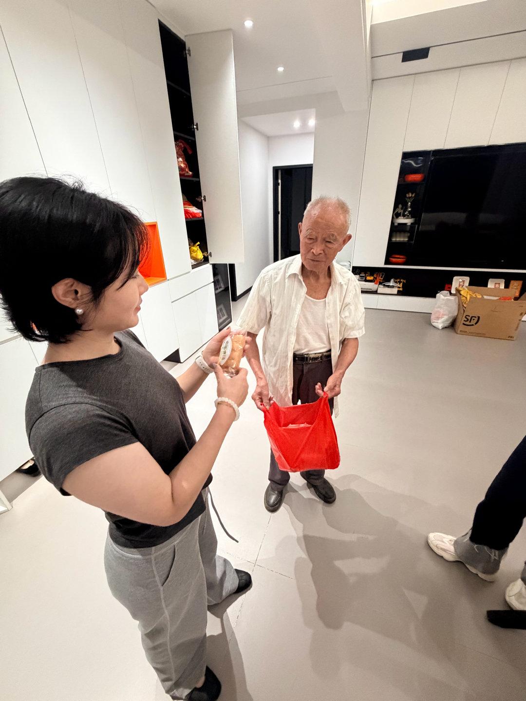 顺利到家，这是我第一次开零跑D99这么大辆的车回老家。[耶]  ​