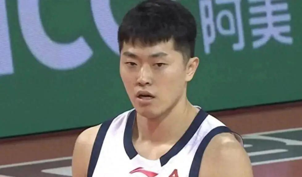 连体测都要靠补测过关的人，凭什么在广东队抢轮换？
广东男篮锋线张皓嘉首轮体测没过，26人补测名单里赫然写着他的名字。好在补测搭上末班车，拿到了新赛季的上岗证。但这事搁在广东队身上，说轻了是擦边过关，说重了，是新教练在第一次考核里就给他打了个问号。周鹏38岁一次过，徐杰综合分87分直接拿免测资格，26