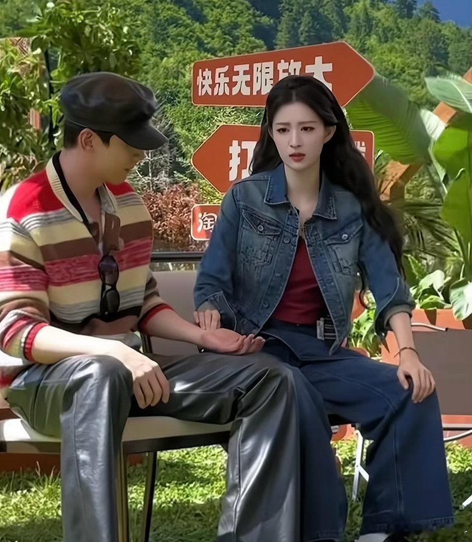 白老师：不该说的就发偷偷讲
哈哈哈哈没问题[doge]
裹着心的光​