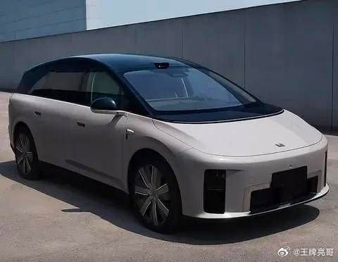#新出行社区# 理想i8卖的不瘟不火，i9也要来了啊 理想i9定位是纯电大型SUV，计划在9月份上市，将会推出Home版本，外观延续了理... ​