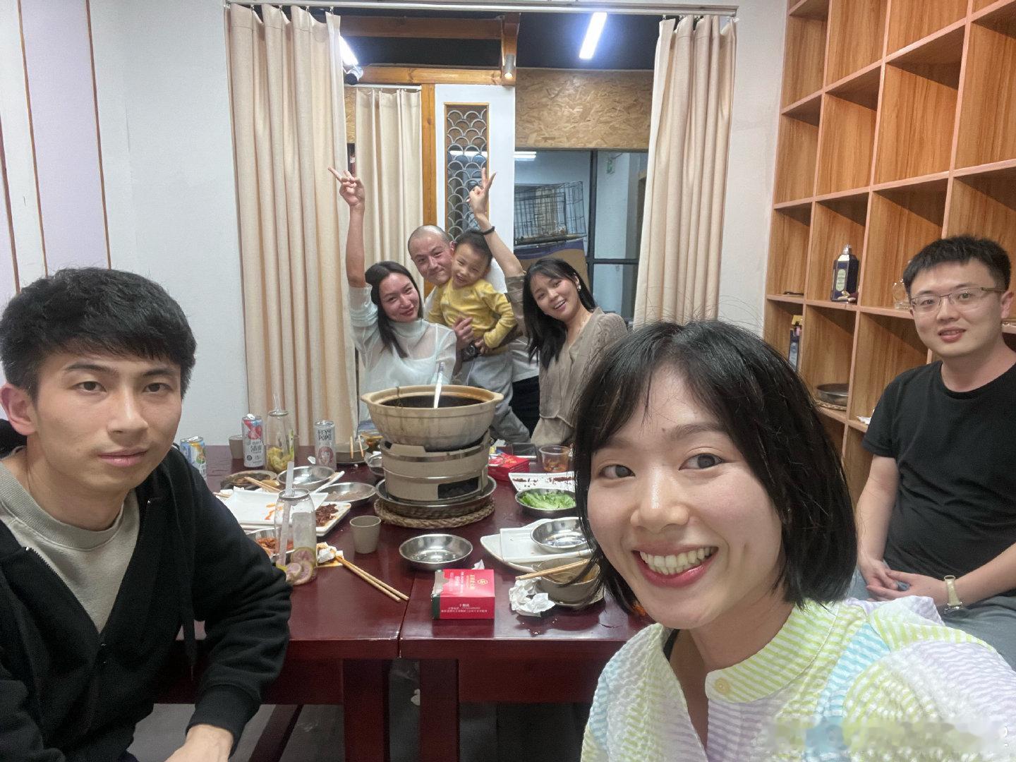 #龚爽去世# 太突然了，5年的抗癌之路你从没提起，你说过年回来聚聚，原来你是在把最美好的画面和回忆都留给我们，你的歌声会陪伴我们，却没让我们陪伴你最后一程。婉娉失去了她最好的闺蜜，哭的像个孩子。一别再无归期，此生怀念，永不相忘。走好！ [合十][合十][合十] ​