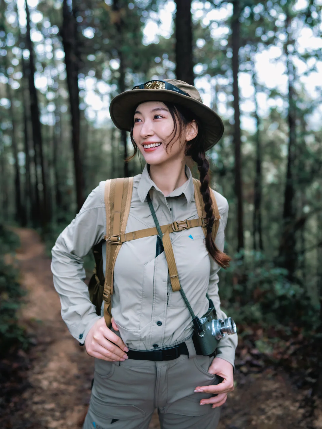 背相机爬山的人 看到的世界不一样