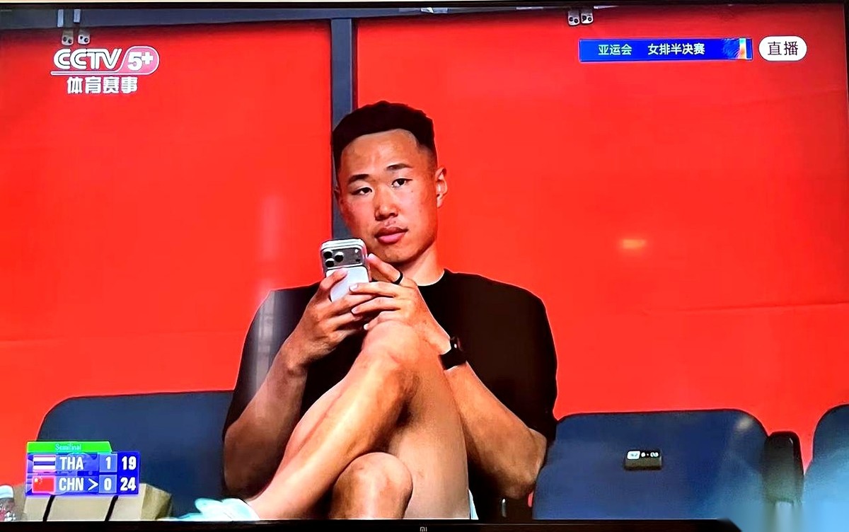 亚运会中国女排和泰国女排的半决赛直播中，镜头长时间对准了一个坐在场边孤单玩手机的男人。
明白人指出这人是CBA深圳马可波罗男篮的贺希宁，也是场上女排运动员龚翔宇的“绯闻”男友。
满屏的问号安静下来后，评论区立刻把重点转到了他1997年1月22日出生于山东济南的过往底细上。
转播比赛的镜头语言，有时候