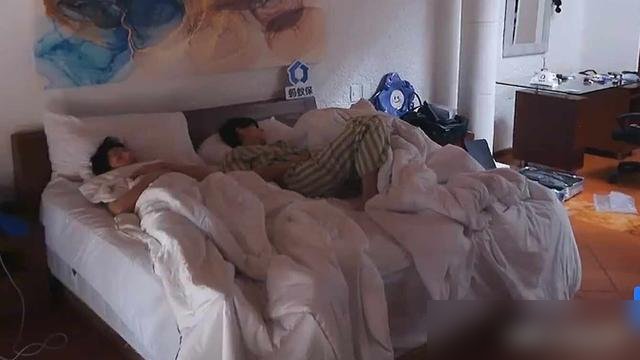 两个大男人睡觉腿缠一块儿，网友直接炸了。
《花少2026》最新片段，王星越跟邓为挤一个帐篷，镜头扫过去，邓为的腿搭在王星越身上，王星越也没躲，睡得挺踏实。弹幕瞬间刷屏：身体最诚实。
这俩人平时看着挺正常，一个刚录完《你好星期六》，一个在横店拍《百妖谱》拍了俩月，累得跟狗似的。结果往雨林里一扔，帐