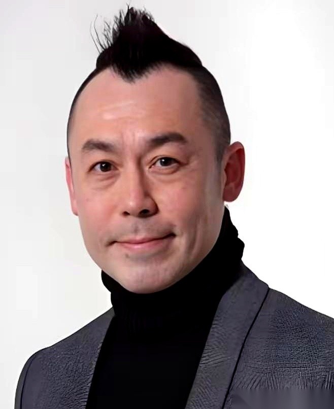 62岁的香港演员雷宇扬因胃癌复发去世了。消息是妻子马荔和老友吴志雄透出来的，很多当年看港片的人刷到这条新闻，滑动屏幕的手指都停在了半空。
这几天，一段他2024年参加聚会的细节被港媒翻了出来：站在人群里，酒杯不离手。这是他生前留给外界最后的样子。当时没人看得出，那个端着酒杯的他，胃里的癌细胞早就在进