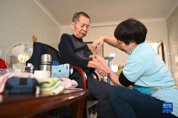 长期护理保险是什么？家里失能老人可以申领，减轻照护压力
 
家里有重度失能老人，长期卧床、生活不能自理，需要专人照顾，不仅耗费家人大量时间精力，护工费用也是一笔沉重负担。很多人不知道，长期护理保险（简称长护险），可以为失能人员报销护理相关费用。
 
长护险和医保、养老保险不一样，它专门用来保障失能人