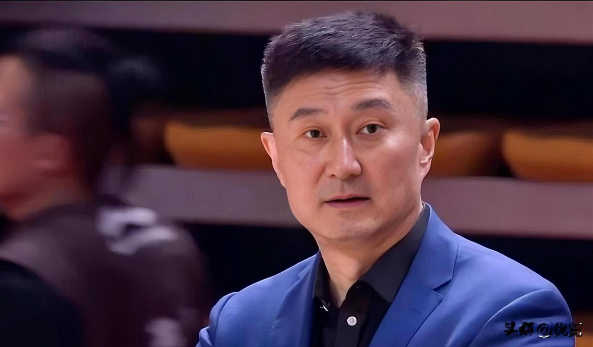 广东男篮不敌广州龙狮，赛后杜峰教练表示：“球队一味在外线投三分，而且命...