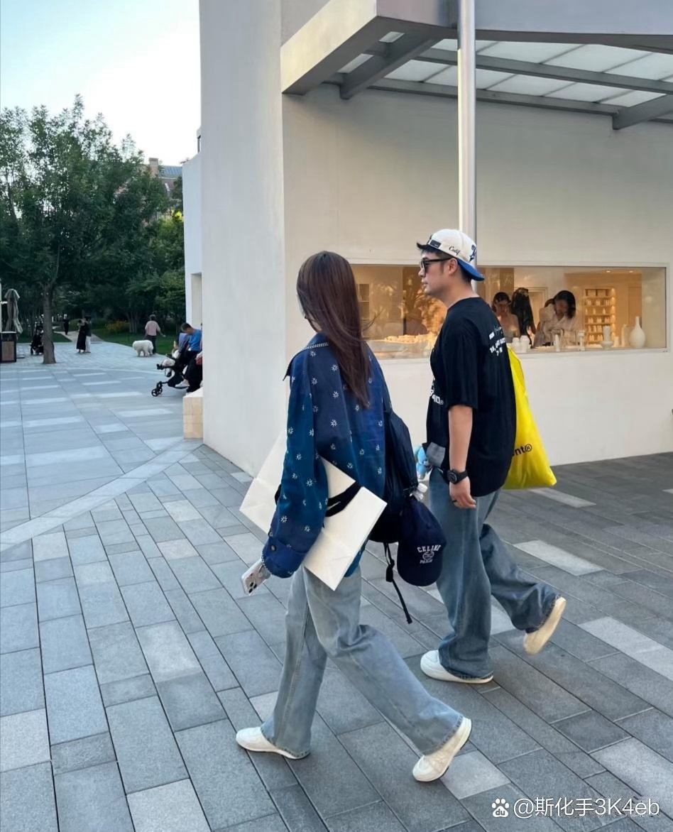41岁陈赫跟老婆张子萱现身河北阿那亚逛gai约会。 ​
