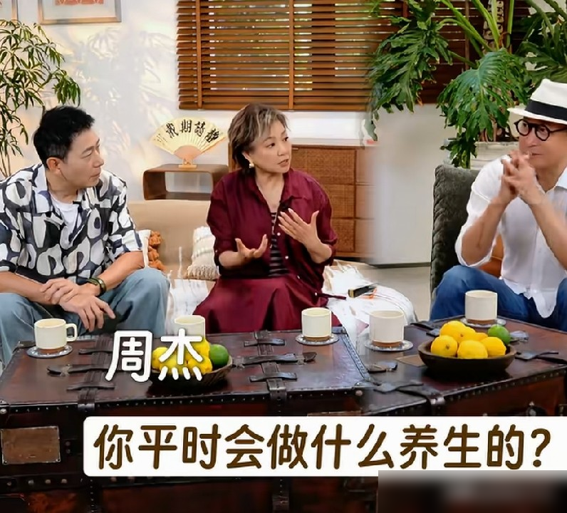 56岁的周杰，跟戴军聊养生，甩出一句话：我十年了，每天只吃一顿午饭。早餐就一个苹果，晚餐滴水不进，连饭局都只坐着陪聊，筷子一下不碰。刚开始几个月也馋，胃酸直冒，扛过来就习惯了。朋友喊吃饭，他就安静坐着看别人吃，说无聊就别去呗，一点不勉强自己。医学上管这叫一日一餐断食法，可周杰说没那么玄乎，就是怎么舒