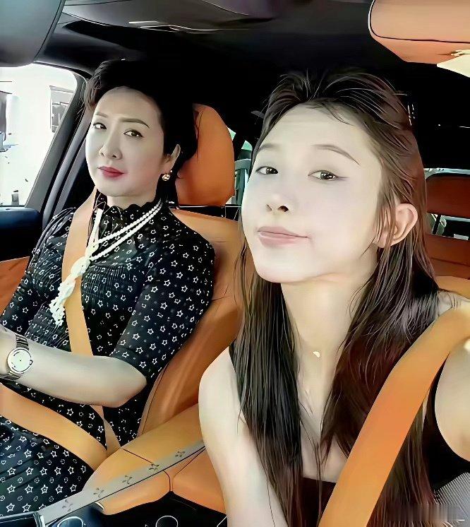 有个有钱的妈妈就是不一样
所以说吴燕妮才是最早的王诗龄啊
吴艳妮的具体家庭背景目前还没有彻底公开，只知道她是军人家庭出身，而她妈是文艺工作者，最早吴艳妮商秀儿舞蹈的，后来才去练田径 ​