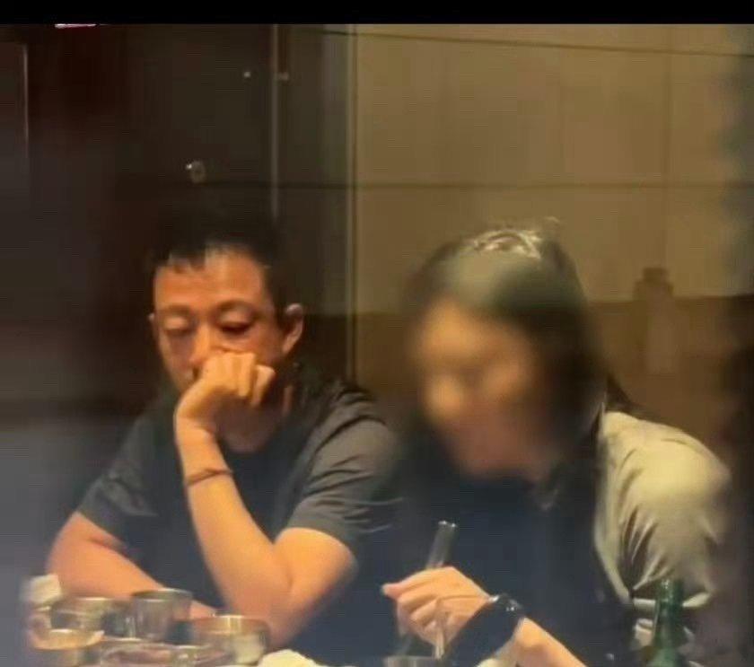 娱记拍到汪小菲与好友聚餐时，同桌一位长发女生眉眼酷似大S，还贴心为他夹烤肉；同一晚马筱梅在家直播带货，两人错位行程让“宛宛类卿”的讨论迅速发酵。  一、饭局现场与边界细节- 多人饭局：同桌还有其他朋友