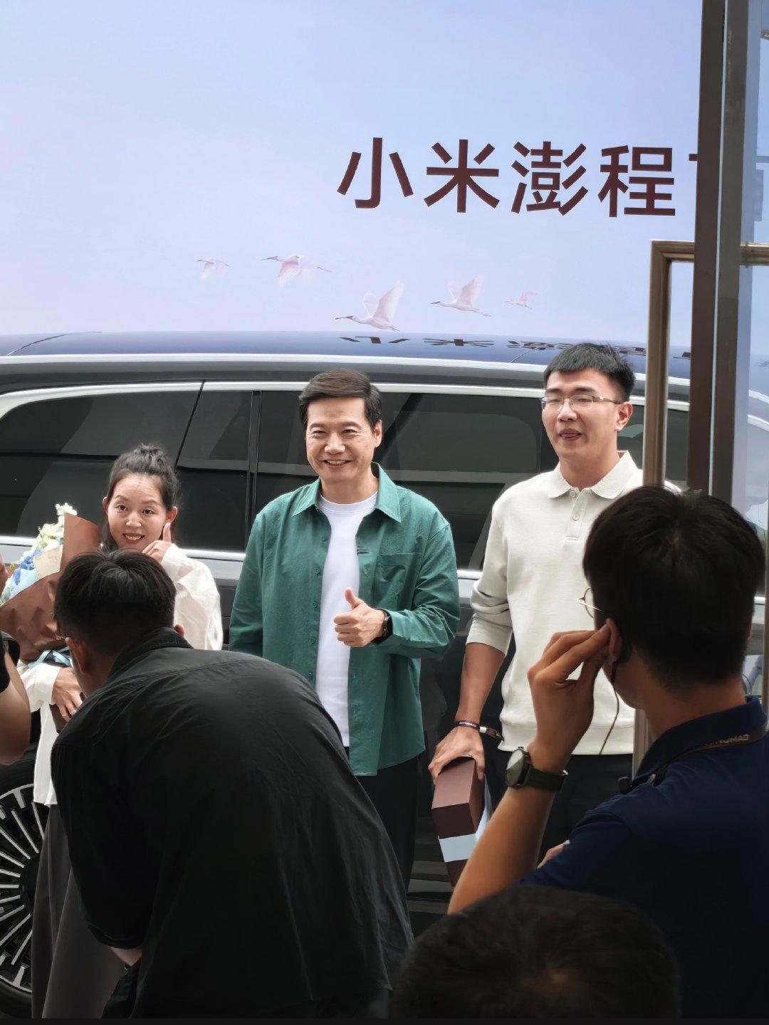 雷总今天在彭城徐州为首批车主交付开门。

这次很低调啊，没有提前通知，也没有全程直播。

#雷军为澎程车主开车门# ​