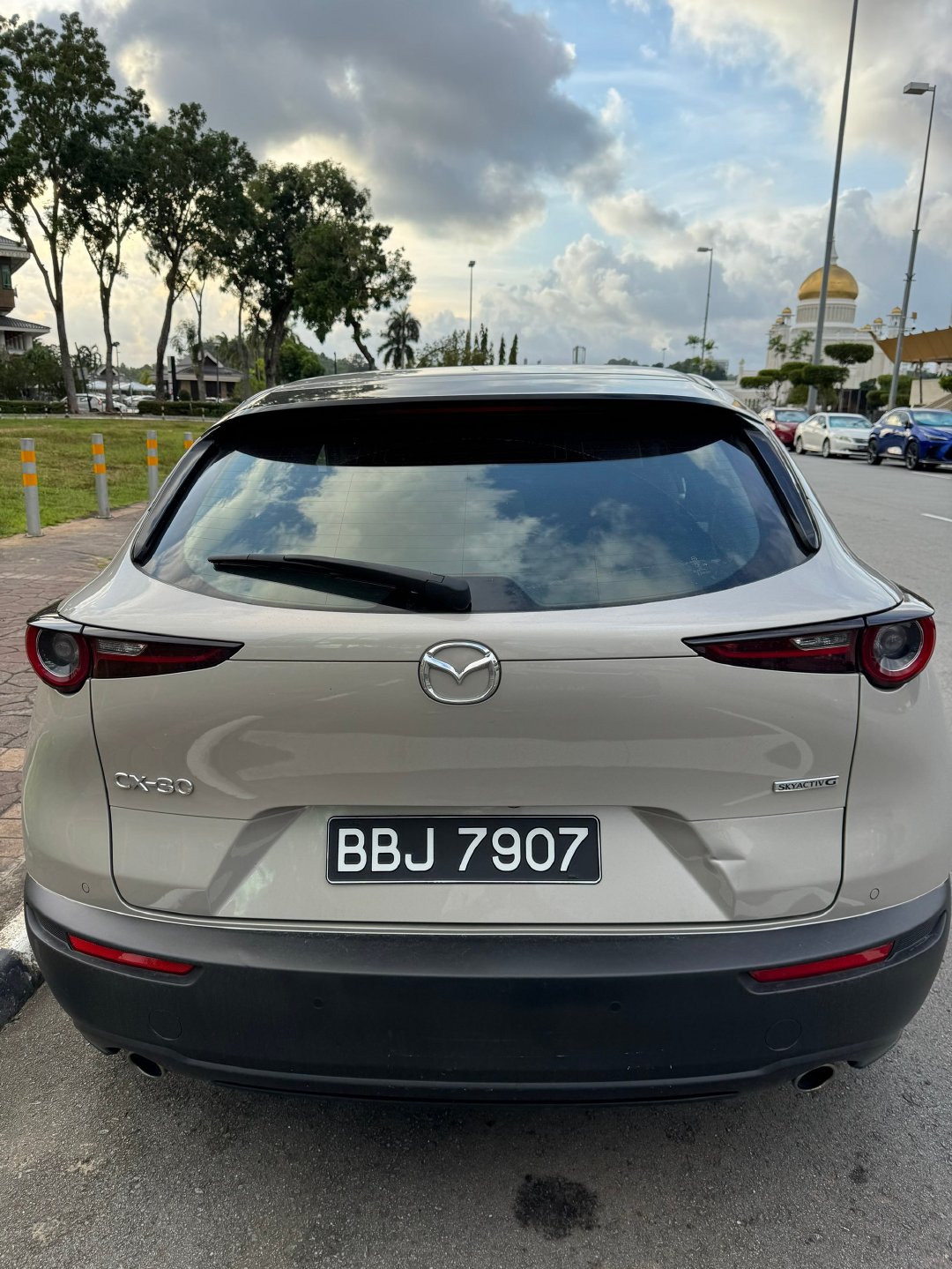 马来西亚的马自达CX-30

马来西亚街头，马六甲州车牌和文莱车牌的马自达CX-30。MAZDA CX-30的外观设计和身材比例都很赞，就是配的轮胎宽度和抓地力差了一截。#CX30##马自达CX30##mazdacx30# ​