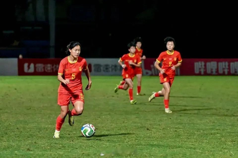 #U17女足抽签不敌阿塞拜疆# 如果足球比赛要靠抛硬币决定胜负，那还要教练和训练干嘛？中国女足小姑娘明明已经一只手摸到决赛地板，却被规则硬生生拽回来。这口气，球迷咽不下 ​