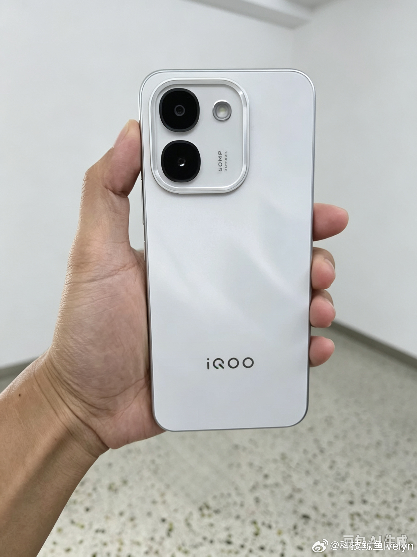 #iqoo[超话]##iQOO Z11S#国庆小长假出门游玩还在担心续航焦虑？不妨看看这款近乎自带充电宝的iQOO手机！✨
它搭载iQOO首款10000mAh超薄蓝海电池，机身仅8.59mm厚、重225g，万毫安大电池却不会笨重累赘。
还有就是天玑7500满血版处理器，王者稳跑120帧；6.83英寸144Hz护眼直屏观感舒适。还有IP68/IP69防 ​