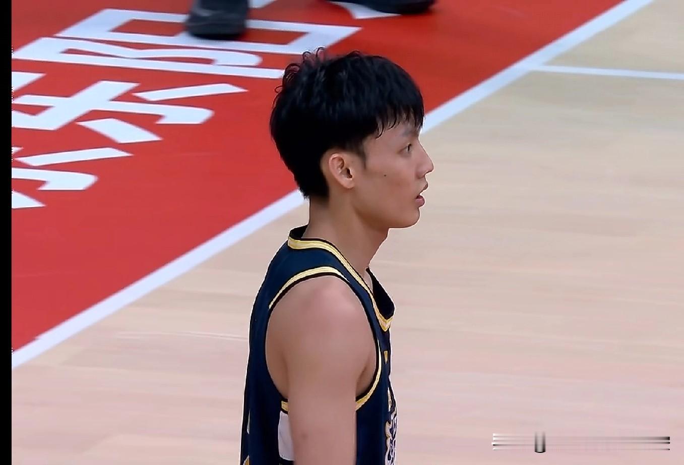 广东77:74宁波，对广东队员打分评价如下: 1、徐杰:9.8分 证明...