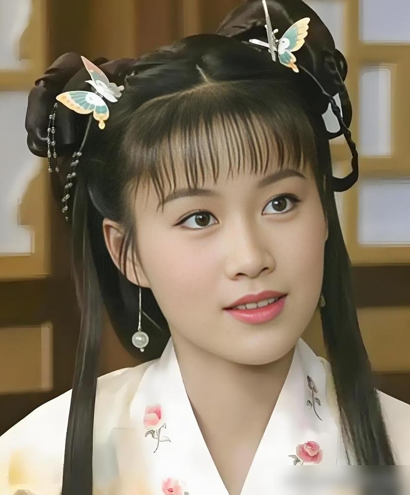 梁小冰和蓝盈莹放一起看，真能吓一跳。都是嘴角向下，都是苦相底子，差就差在骨头撑不撑得住。
梁小冰那眉骨和下巴，把皮肉稳稳托着，苦里透的是柔，是陈圆圆的命。蓝盈莹骨相薄，同样的苦就变成了刻薄，浣碧一出来，满屏弹幕喊丫鬟。
可你再看2026年的蓝盈莹，戏约排到大后年，军旅剧正剧一部接一部。上易立竞的