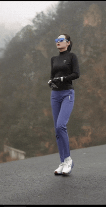 这是我见过跑的最优雅的美女！[赞][赞][赞]