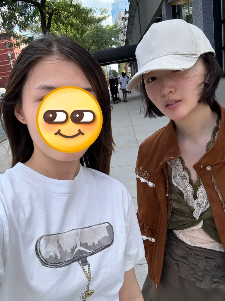 周冬雨纽约街头被偶遇，全网夸妈生好皮，3.2亿阅读量，这事我越看越不对劲。
现场照片确实能打，白净细腻，眉眼干净，没明星架子，接地气。但你以为这是天生的？她背后有随行护肤团队，日常严格护理，真金白银堆出来的。
舆论一边倒地吹天生好皮，却没人算这笔账。她的底气也不全在脸上，更是三金影后的实绩撑着。
