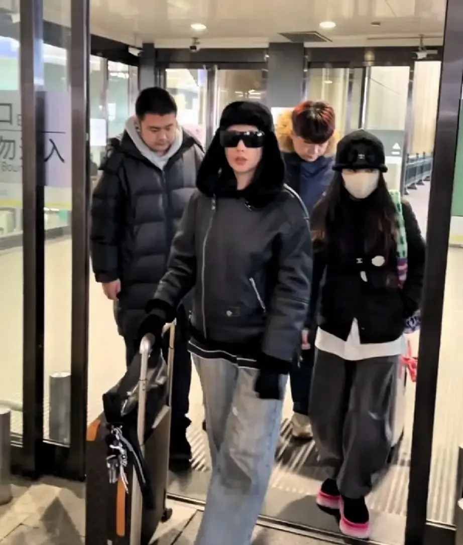 张天爱出现在哈尔滨机场，红秋衣配深色秋裤，外面裹着大皮袄，围巾帽子全上...