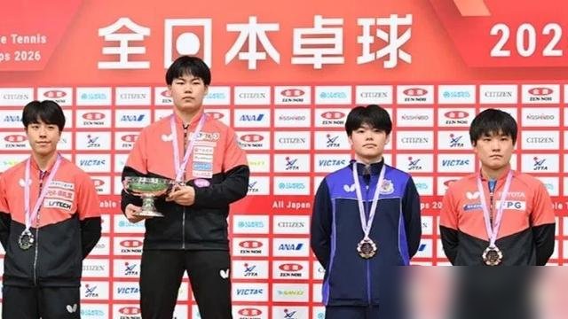 刚拿亚运男团金牌，转头单打就输给伊朗老将，张本智和这“一哥”位子坐得烫屁股。日本国内，松岛辉空那帮本土崽正往上拱，资源倾斜越来越明显。张本他爹早先跳出来骂日乒待遇不公，结果挨了处罚，说白了就是归化球员跟本土新星抢饭吃的深层矛盾摆上了台面。更微妙的是，日乒协刚把张本兄妹捆成混双新组合，看着是重用，细品