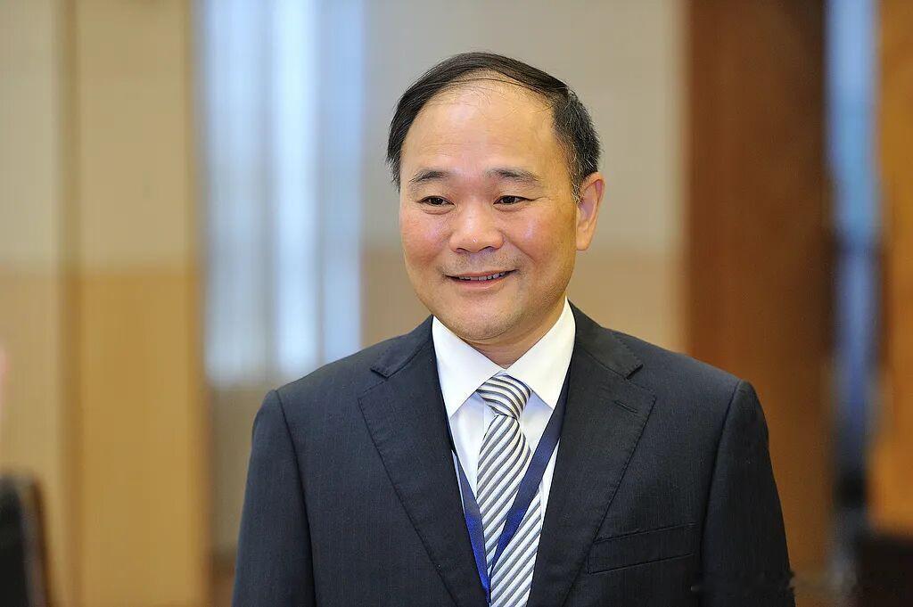 李书福辞任吉利汽车主席交棒安聪慧，中期业绩营收净利双创新高

吉利汽车控股有限公司（0175.HK）近日连发两项重磅消息：
创始人李书福辞任董事会主席，由安聪慧正式接棒；
同时，公司2026年中期营收达1736亿元，创历史新高，核心净利劲增46%。
这一系列调整于8月18日起生效，旨在完善职业经理人授权经 ​