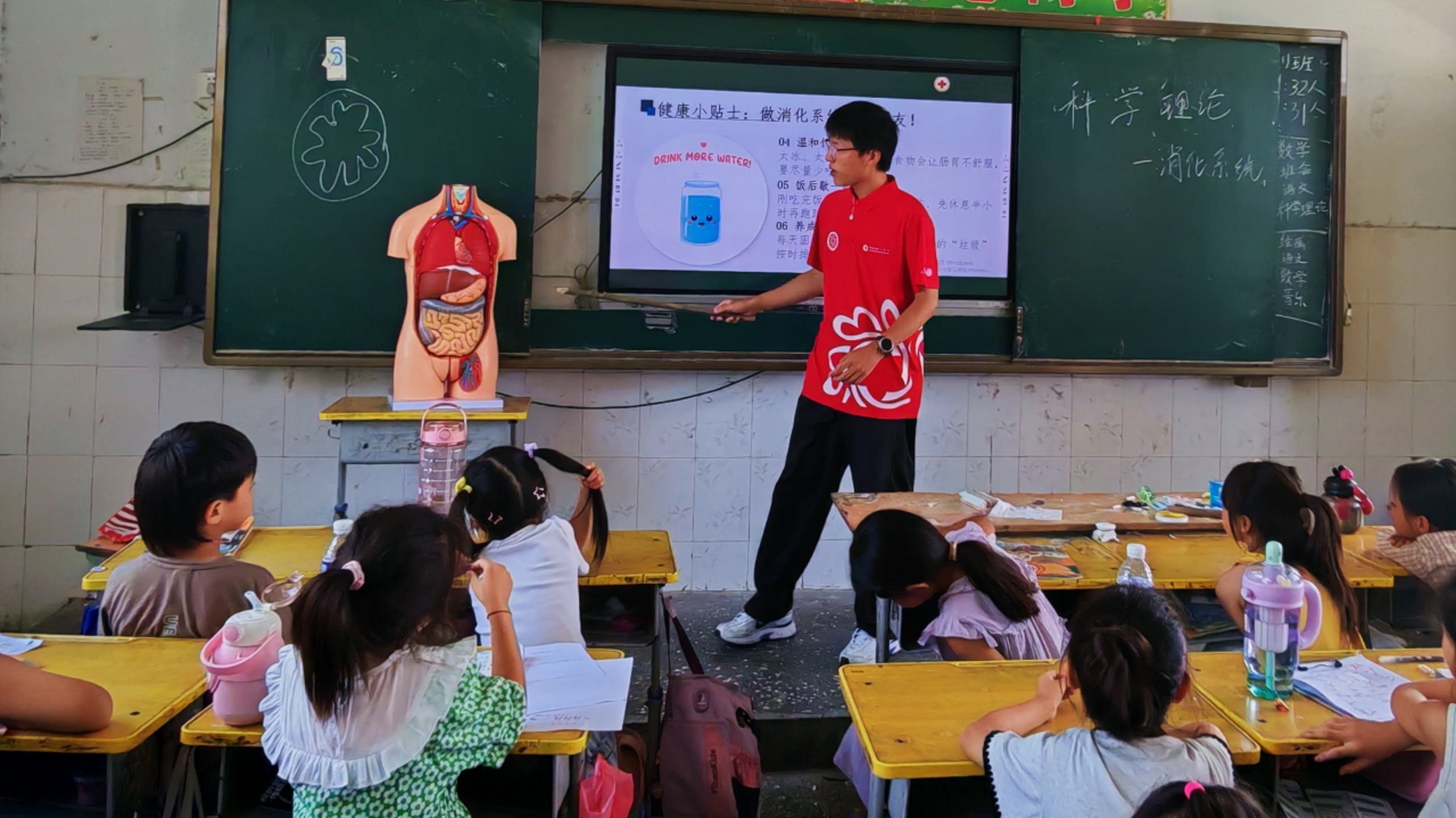 埋下科学种子，点亮孩童星光✨
 
📍商丘睢县高庄小学
郑州大学红十字会「医路郑好」2026暑期高庄支教队
科学探索课开课啦！
 
🔬📖【理论课堂｜把难懂科学讲得通俗易懂】
磁场原理、热对流知识不再是书本上枯燥文字✅
支教老师用生活化例子拆解复杂知识点
由浅入深循序渐进引导小朋友思考提问
安 ​