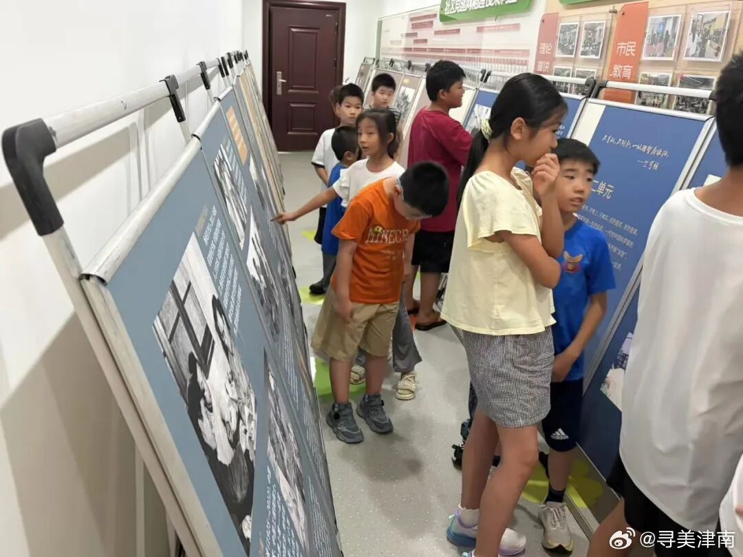 【全域科普】文德花园实践站开展科学家精神主题巡展活动

为普及科学知识、弘扬科学家精神，丰富辖区居民暑期精神文化生活，近日，文德花园实践站开展科学家精神主题巡展活动，吸引不少居民、青少年前来观展学习，让科学家精神走进群众身边。

本次巡展以系列图文展板为载体，内容丰富详实。展板再现一 ​