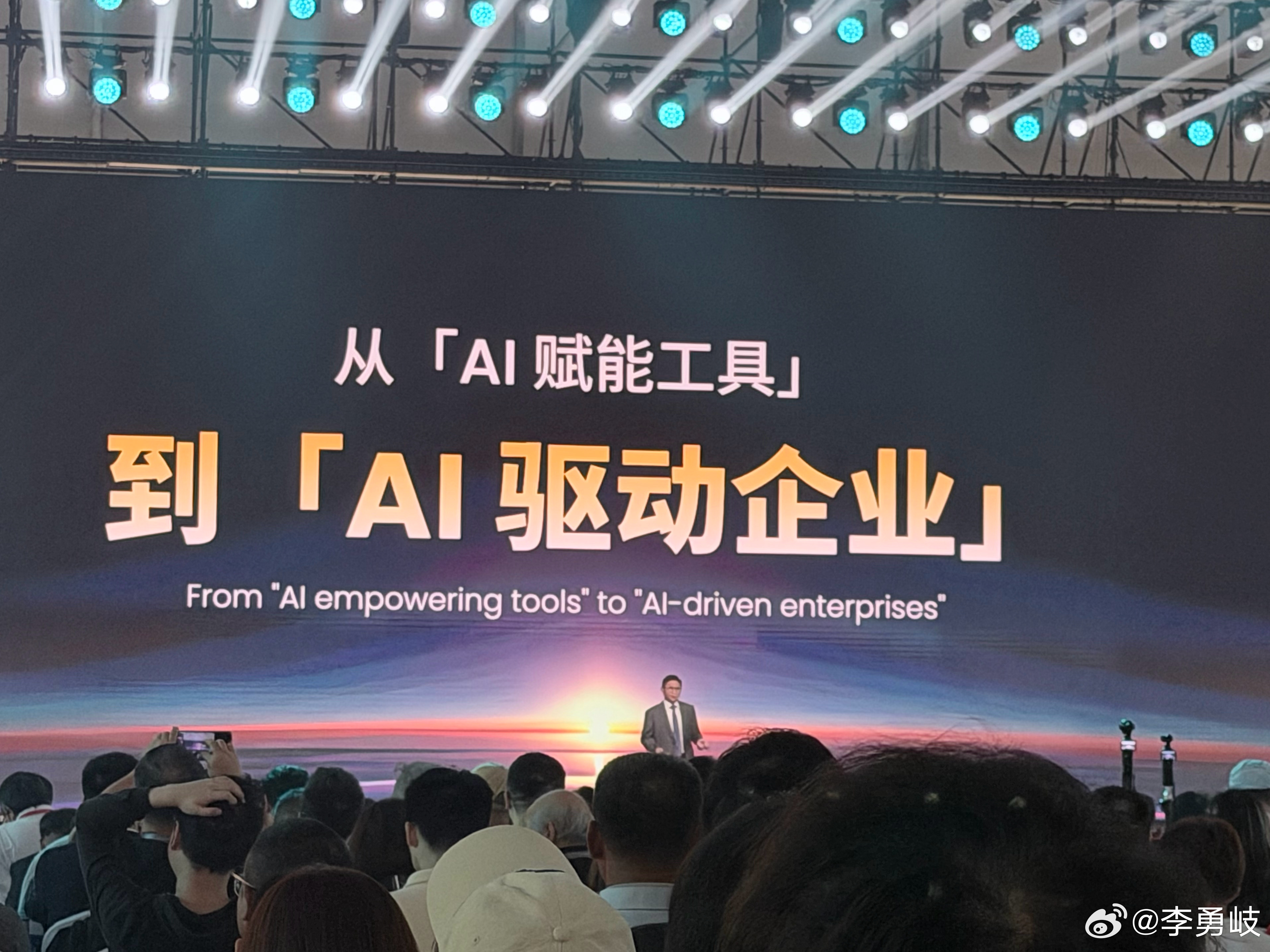 奇瑞自研芯片来了！
带来了紫微C、S、M三大芯片系列
构建起自主可控的芯片体系
整车NPU算力2400TOPS
五大封装系列
实现750V-1500V全覆盖\450A-1450Arms
CheryMind大模型，让汽车懂物理世界
传统车企狠起来，可以吊打新势力了！[偷笑]
#2026奇瑞全球创新大会#  ​