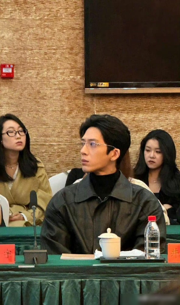 井柏然孙千坐一块，网友愣是看出了“离婚感”。
俩人黑西装黑套装，隔着一拳距离，谁也不挨谁，像刚签完财产分割协议。可一开口，全是角色。孙千掏出手写稿，字迹工整，说往后每天都要晴朗。井柏然推推眼镜，聊栾念的穿搭，聊情绪怎么收怎么放。
剧里谈了六年地下恋，车库牵手能把人嗑疯。剧外坐得比同事还板正，连眼