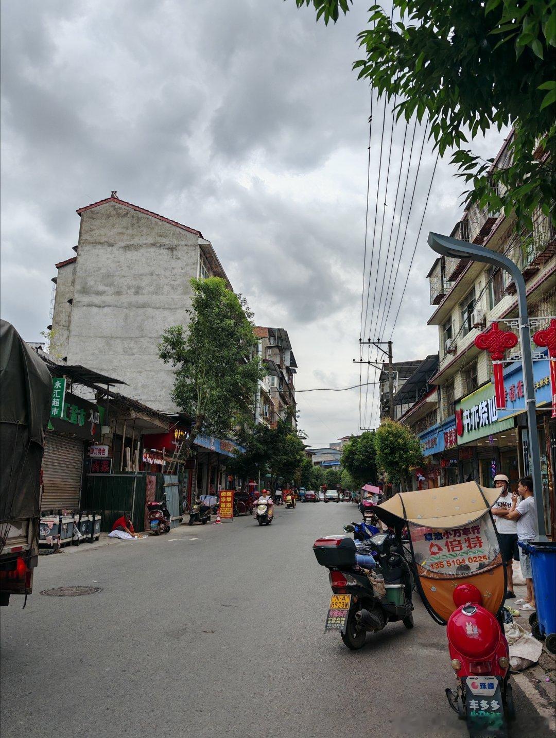 深蓝S05中秋返家记：924公里的智能温情之旅-----这个中秋，驾驶深蓝S05踏上归途，全程 924.2公里 ，电耗仅 14.6kW·h/100km ，续航扎实无焦虑。高速上DEEPAL 智能辅助驾驶全程护航，车道居中+自适应巡航让长途不再疲惫；手动接管灵活，转向轻盈视野佳。座舱橙色真皮座椅包裹感强，后排可放倒扩容，后备 ​