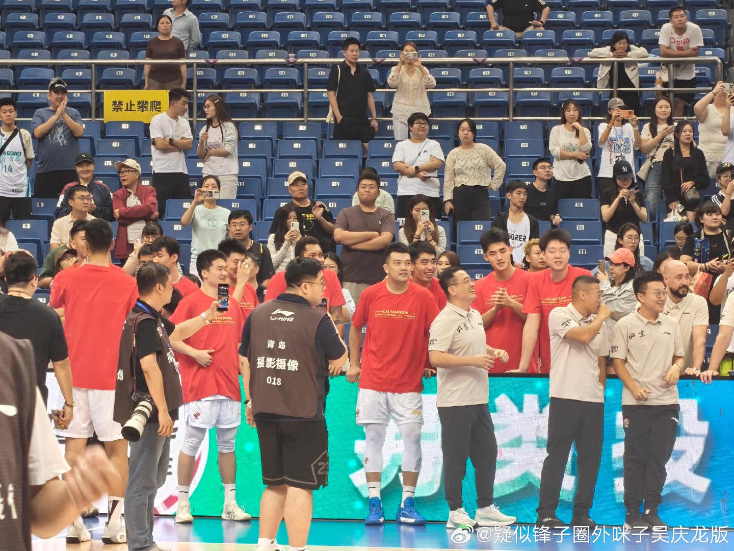 #北京首钢[超话]# 
吕天富拿了fmvp
全队人都在为他欢欣鼓舞
好的队伍氛围真的很重要 ​
