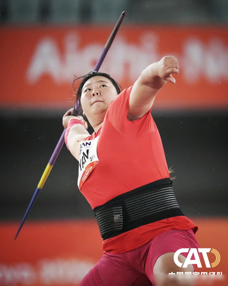 18岁中国姑娘脚上带着伤，只扔了一次标枪，就逼得日本奥运冠军低头认输。
9月27日晚的标枪决赛，严子怡第一把就抡出70米46，把赛会纪录拔高了整整4米多。
看着落后快8米的日本名将北口榛花，严子怡做出了个惊人的决定：放弃后面5次机会，直接一枪下班。别人问她脚伤，她淡淡一句，站上去就不疼了。
到