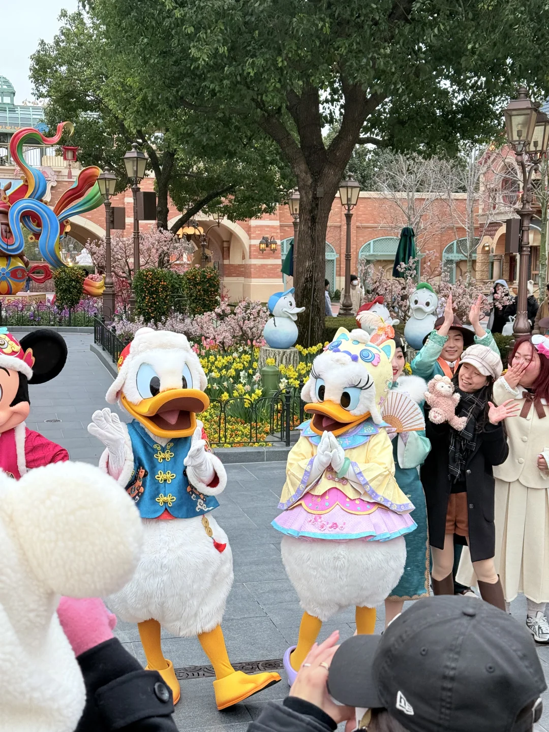 迪士尼冬日巡游 这衣服太喜庆啦