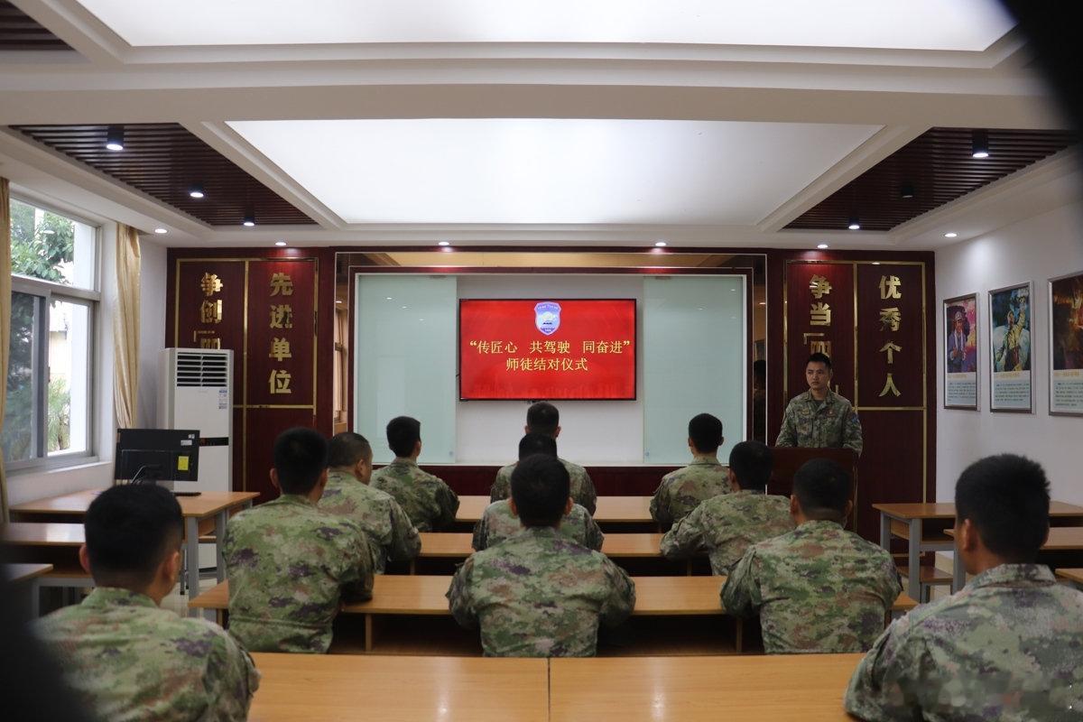 #直击东部战区练兵备战现场#【#锤炼军车驾驶员保障硬功# 】近日，东部战区空军某部车勤分队紧盯运投保障任务实际，坚持为战而建、为战而训、为战而保，采取师徒结对传技、实装实景施教、活用故障案例、复盘研思促进等方式，提升军车驾驶员保障能力。（彭迪奎、李高伟、蔡文康）#时刻准备战斗# ​