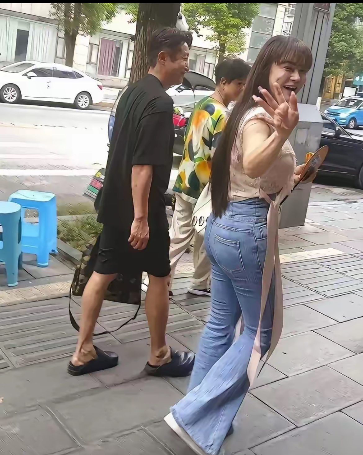 拳王邹市明的妻子冉莹颖，牛仔裤快要撑破的样子，也藏不住她丰腴健壮的身材，夫妻俩走在街头和路人亲切的互动。

一张街拍照，评论区就炸了锅。有人说她壮，有人说她骨架大，有人盯着那条紧身牛仔裤琢磨是不是快崩开了。可你仔细看看照片里那个状态，腰板挺得笔直，走路带风，跟路人打招呼的时候脸上挂着笑，没躲镜头，也