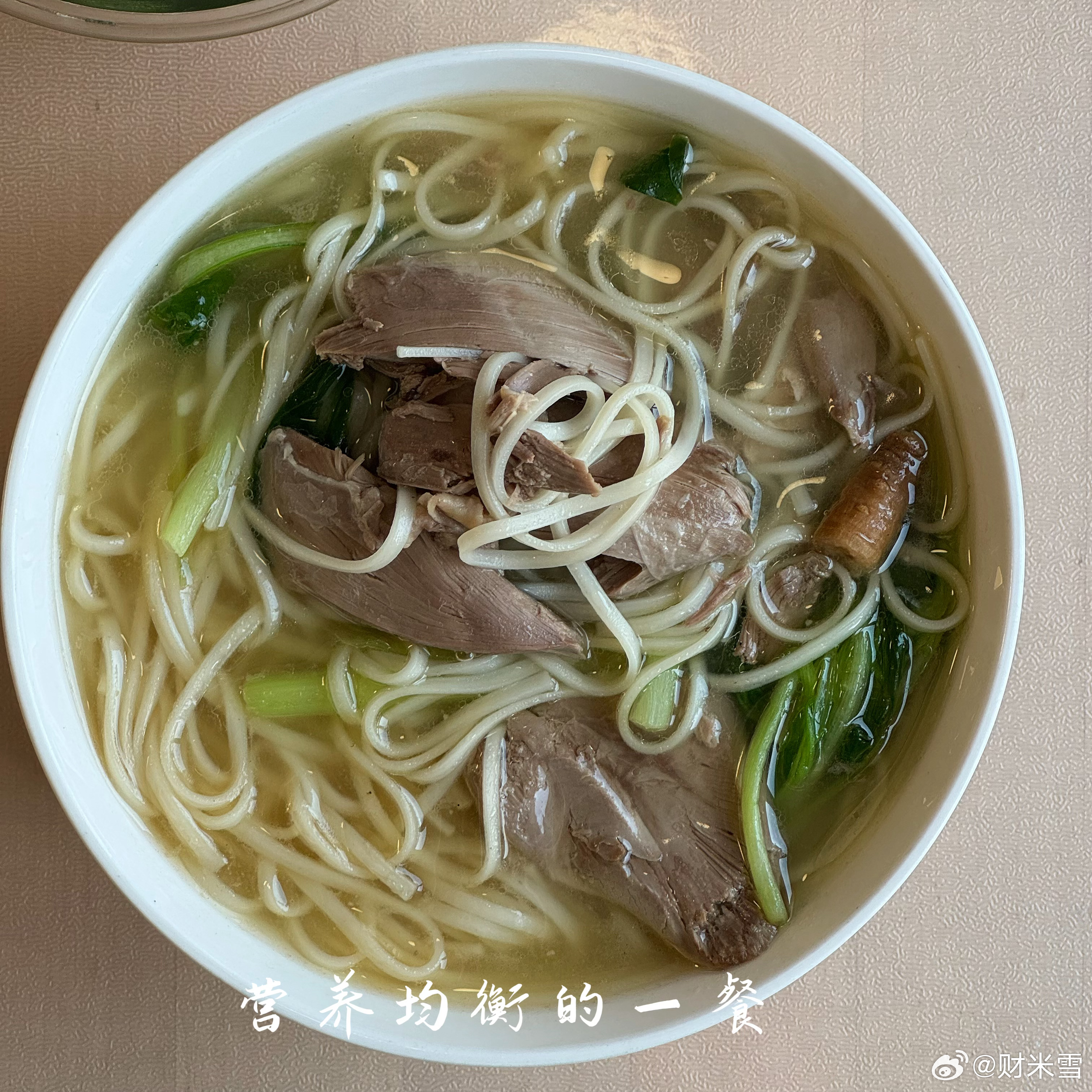 广东佛山一名3岁男童因长期食用隔夜剩饭菜，在校期间突发全身青紫、静脉血变紫黑色，被紧急送入PICU抢救，最终确诊为亚硝酸盐中毒。  一、事件核心经过- 异常发现：9月3日，3岁男童小烨在校期间被老师发