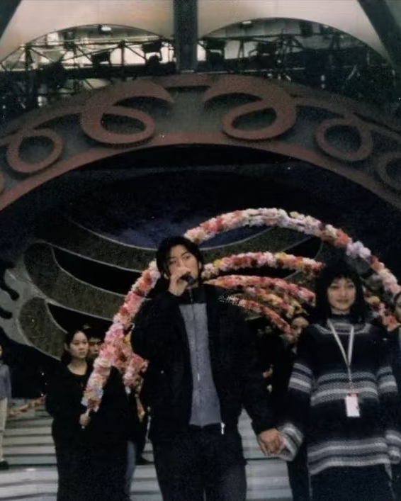 谢霆锋和周迅在2000年的春晚彩排照曝光，最后因行程原因，董洁代替了周迅，现在看董洁能走红真的不奇怪。

2000年春晚，谢霆锋演唱今生共相伴，塔身边站着新娘董洁，从此之后这成了名场面，董洁成名之路开始，其实当时站在谢霆锋旁边的应该是周迅，两个人的彩排照也曝光了。

周迅当时是当红小花，也是因为行程