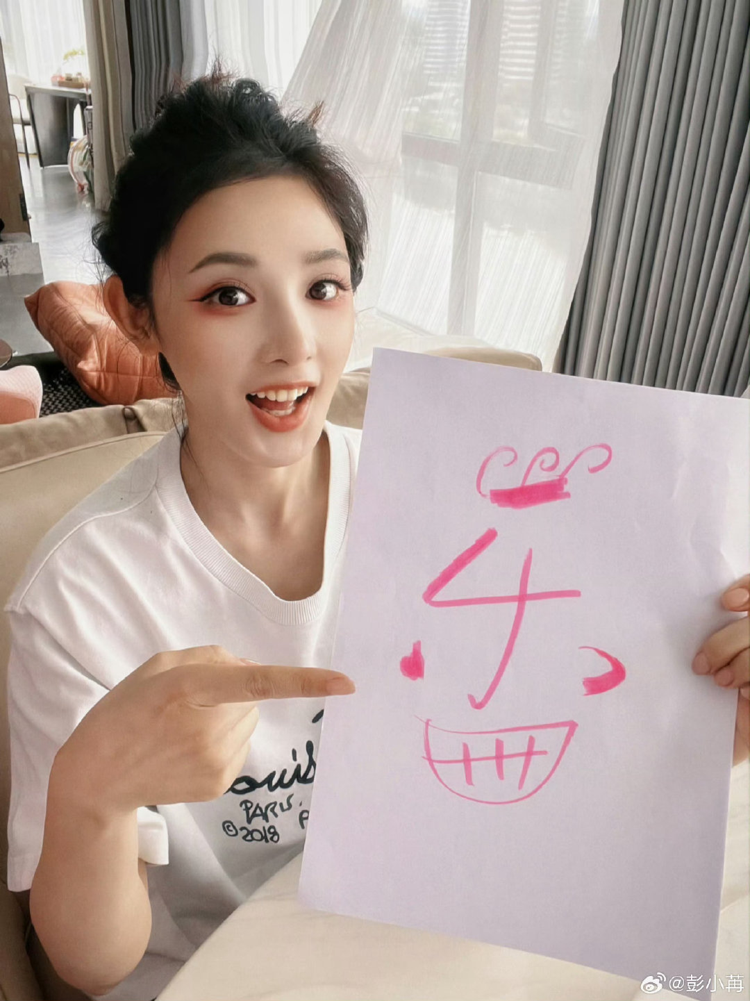 #彭小苒[超话]##彭小苒# pxr#彭小苒明月苍茫# pxr#彭小苒冯妙君# 

明月苍茫，云影徘徊。身处异世的现代少女，诅咒缠心的亡国公主。我心何求？且看冯妙君逆风执炬，闯出自己的女王之路 ​