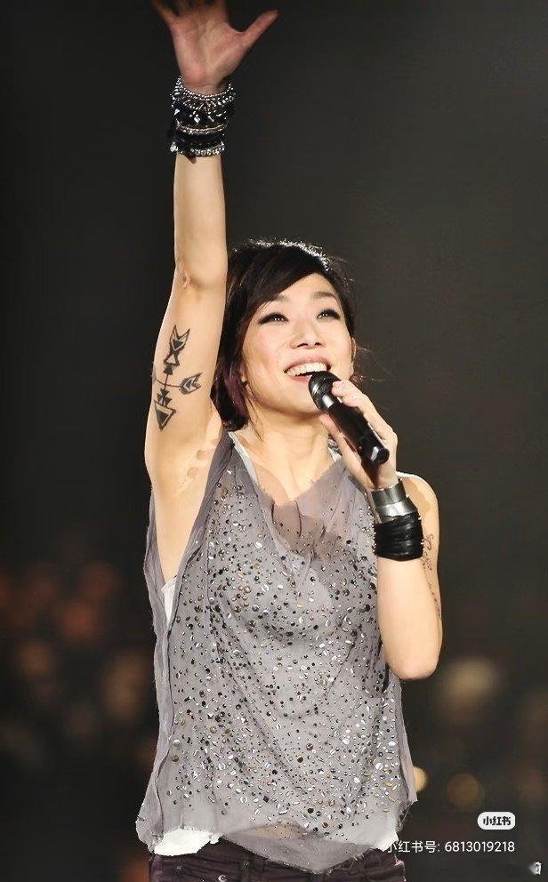 #林忆莲一开口便是时代回响##林忆莲把岁月唱进回响现场# 林忆莲的现场真的绝了，那种岁月沉淀下来的从容感是年轻歌手学不来的。每一口呼吸都带着故事，太有味道了。 ​