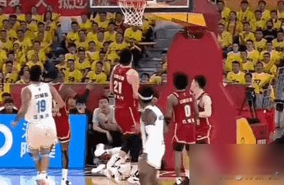 CBA赛场这波冲突，得从三曾闹海说起   刘传兴在2025年季后赛顶伤...