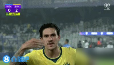 巴西4比0血洗印度，焦点全被佩德罗那个“绅士庆祝”抢走了。
这哥们国家队首秀，进球，助攻，还整了个弯腰伸手的绅士礼。场上优雅，场下说话更狠。
记者问他首秀啥感觉，他没扯梦想，就说了一句：之前因为伤病，错过了上一个周期，这次安切洛蒂给机会，我抓住了。
就这么简单。伤过的人才知道，能重新站上那个位