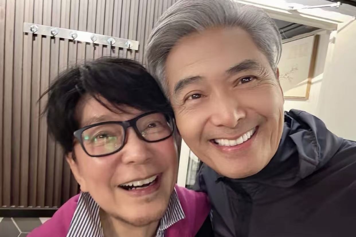 71岁周润发满头白发聚餐，苗侨伟夫妇同框，港圈老友感情真好呀！

这次全员休闲便装，没有明星排场，笑容松弛自然。很多人不知道，发哥和苗侨伟夫妇相交四十余年，除了时不时约饭，还经常结伴爬山健身，是圈内知名的运动老友团。淡出高强度影视工作后，周润发长期坚持登山跑步，多次被路人偶遇，状态一直保持得不错。