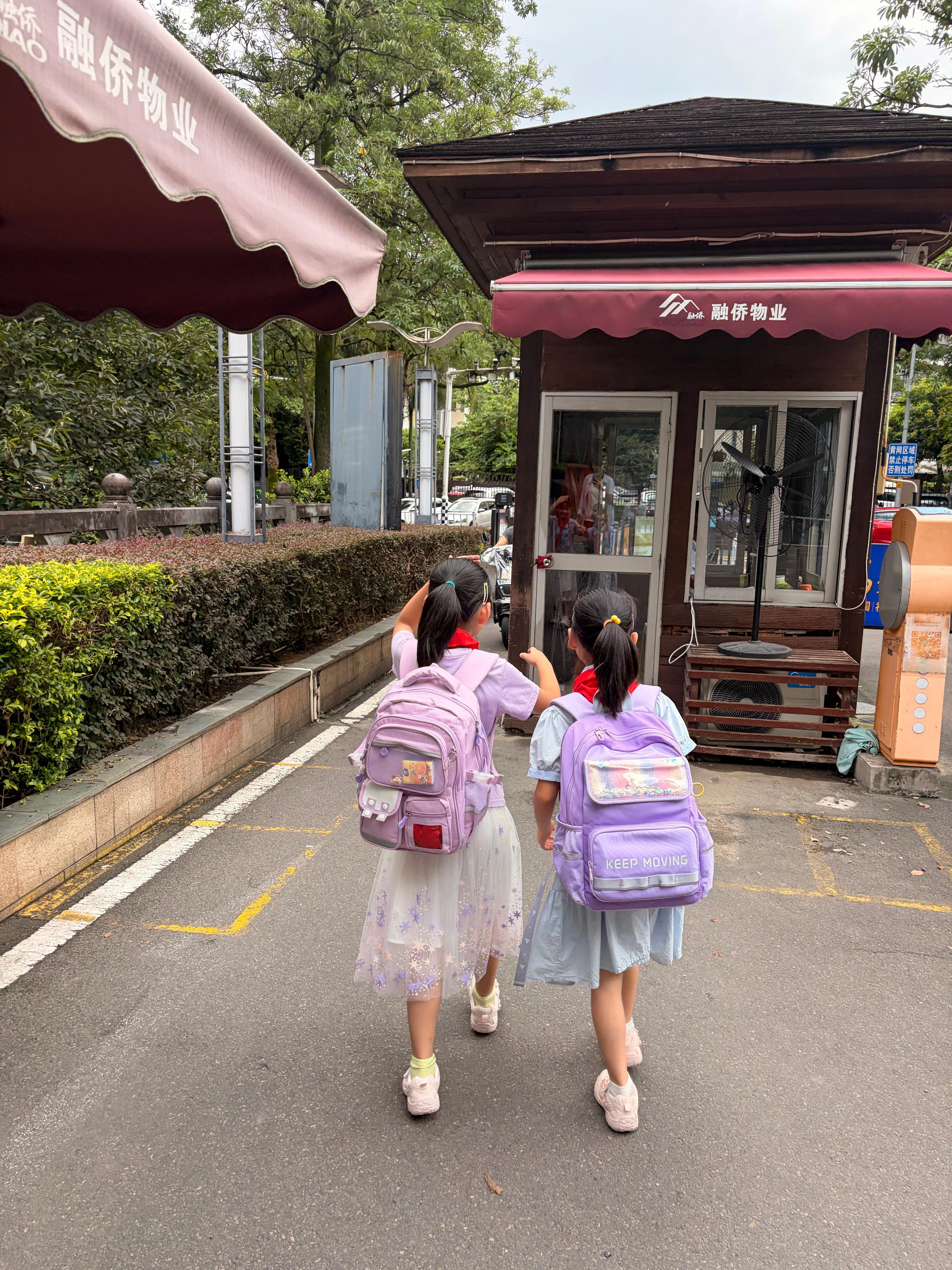 二年级了，时间一晃而过。
养育孩子，看着她咿咿呀呀到现在，内心感慨颇多。
我或许不是一个好妈妈，但是我在思考，我带她们来世界上，我需要承担什么，才能让我们的相遇更加美好。
今天听杨天真和宋小花的对谈，收获很多。「改变别人是在伤害自己」
「善语结善缘」「允许一切发生，意识到自己的动心起 ​