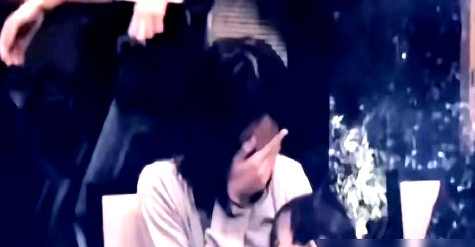 窦靖童说要退学搞音乐，换一般家长早掀桌子了，王菲只回了五个字：想好了就行。

不砸吉他也不断生活费，但王菲反手立下死规矩，十六岁前，晚上十点前必须进家门。你可以不乖，但绝对不能学坏。

到了二女儿李嫣这里，天生唇腭裂。王菲没掉眼泪，天天盯着女儿的眼睛灌输，你很美，你完全没问题。

现在一个在舞台上玩