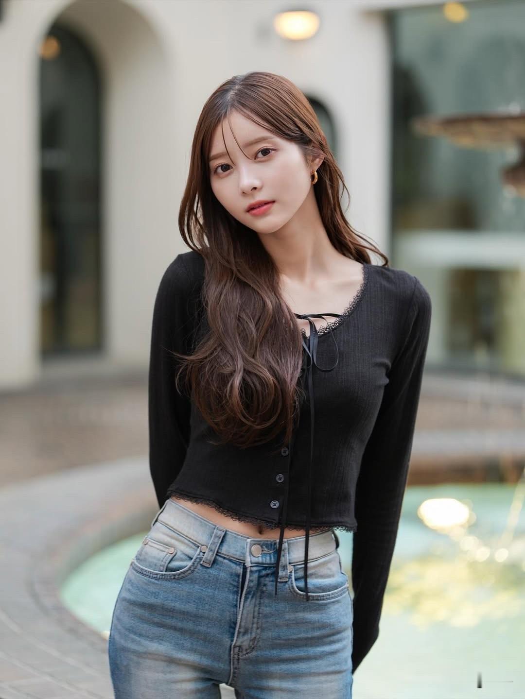 温柔甜美的少女，长发飘飘，微笑动人。