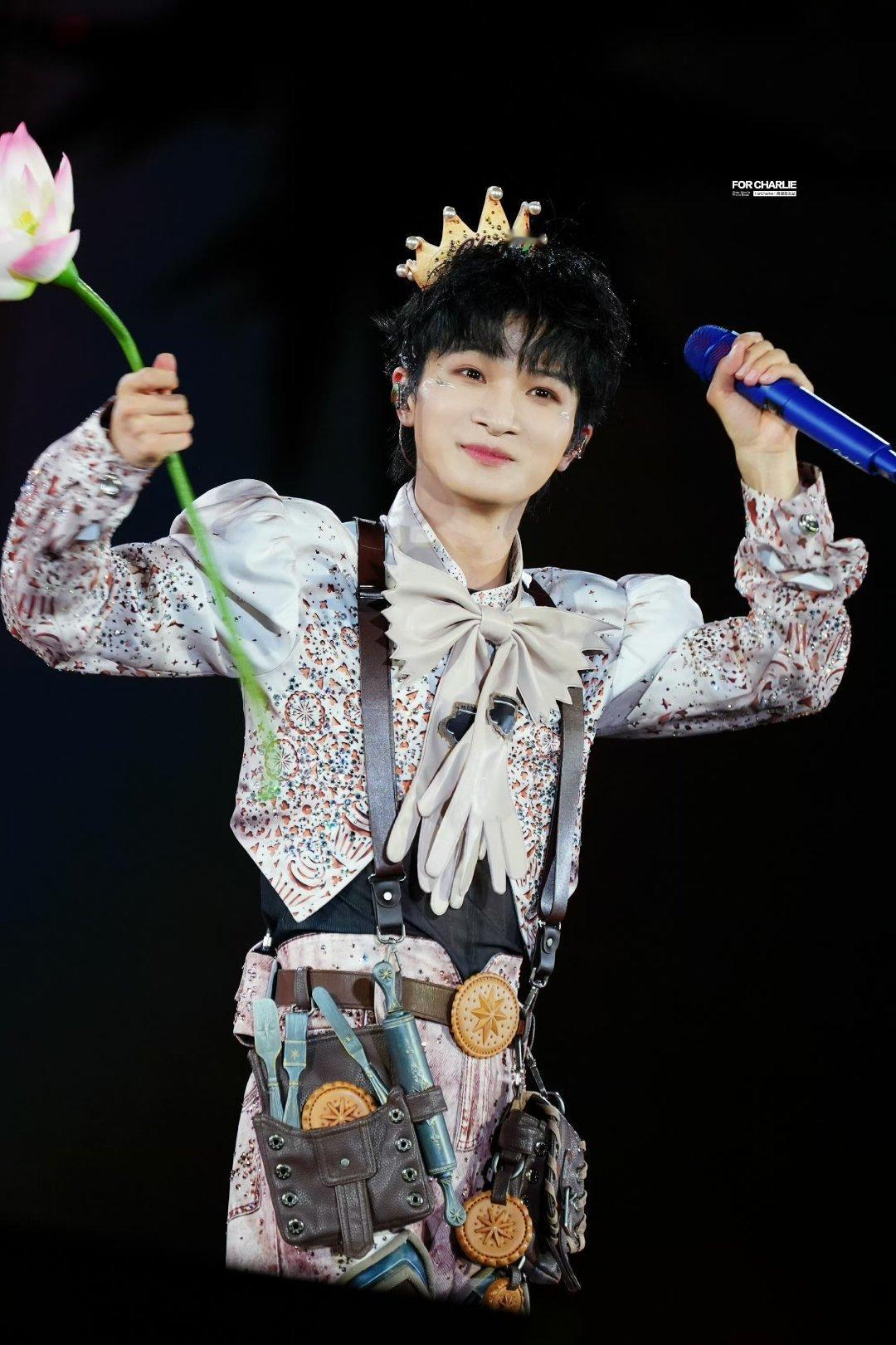 #周深[超话]# 1️⃣#腾讯音乐由你榜#💙#周深粤语版没关系首唱#
我邀请我的孤单 去派对，我轻抚我的忧郁 似爱侣
周深《没关系 (Live)》
Q音: 
@卡布叻_周深 ​