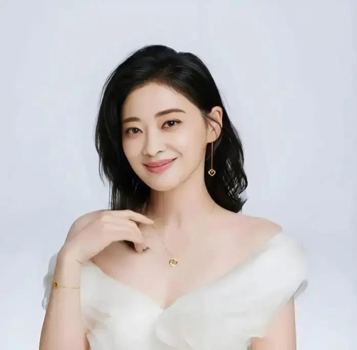 很多人不知道梅婷有过三段婚姻。她第一任丈夫是叶挺的孙子叶大鹰，叶大鹰是电影导演，当年张国荣和梅婷演的电影《红色恋人》就是叶大鹰导演的。


《红色恋人》在上海开拍那天，梅婷刚化完妆，就听见道具组有人低声说：“叶导是叶挺的孙子，女主角能没点关系？”她没回头，把剧本翻到秋秋在教堂那场戏，手指压在台词上。