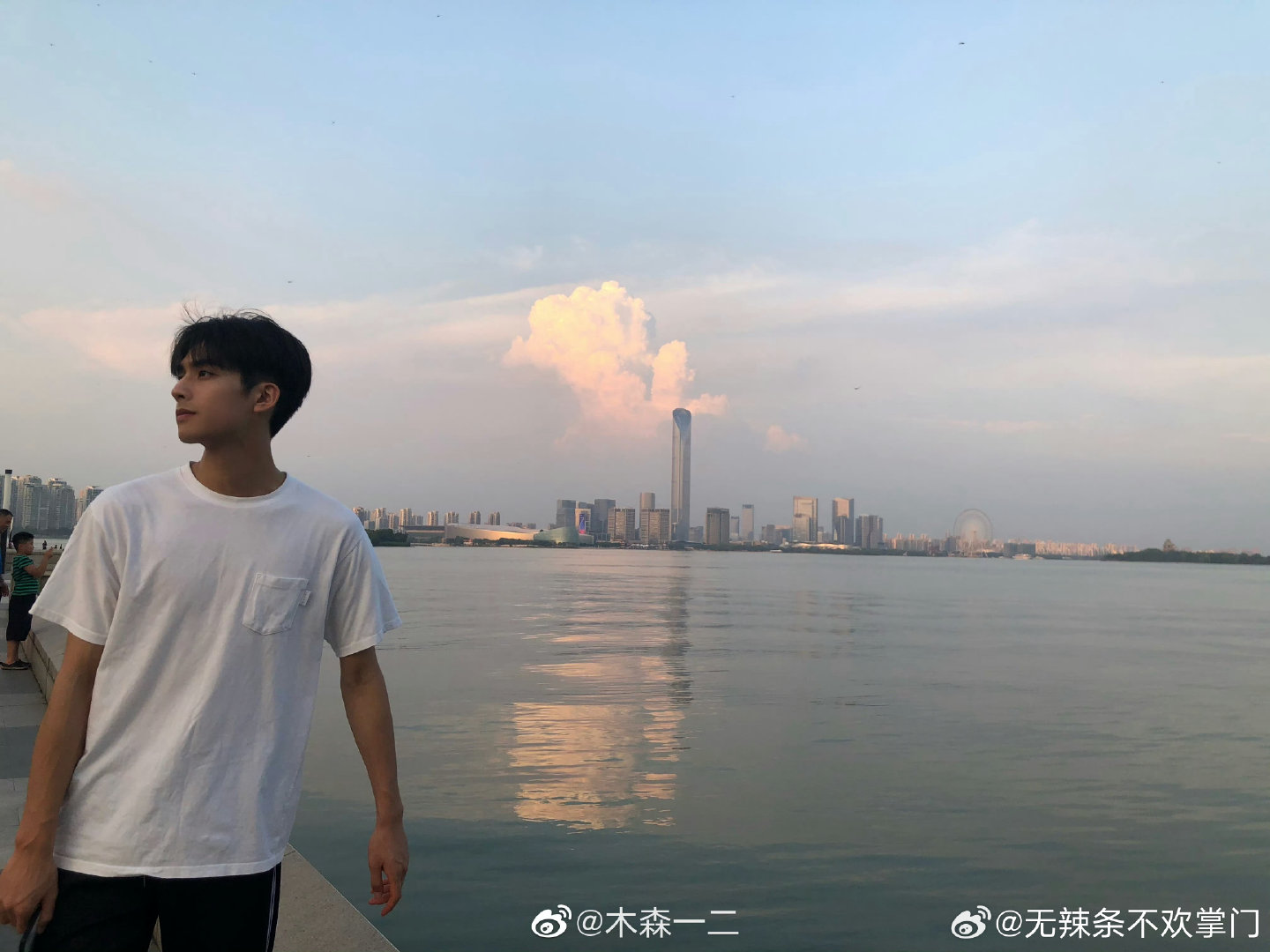 #opporeno16实况影像大使宋威龙# swl #宋威龙#

有人问我春天是什么，于是我想起第一次遇见你

​